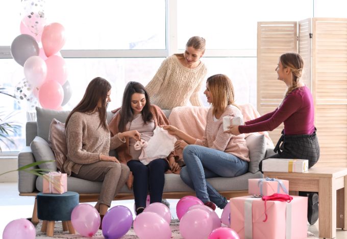 Babyparty Ein Geschenk zur Babyparty sollte immer auf die Wuensche und Beduerfnisse der werdenden Eltern abgestimmt sein