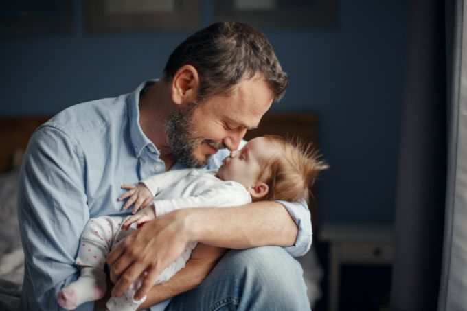 Geschenke zur Geburt Der Papa freut sich genauso wie die Mama ueber Geschenke zur Geburt seines Babys