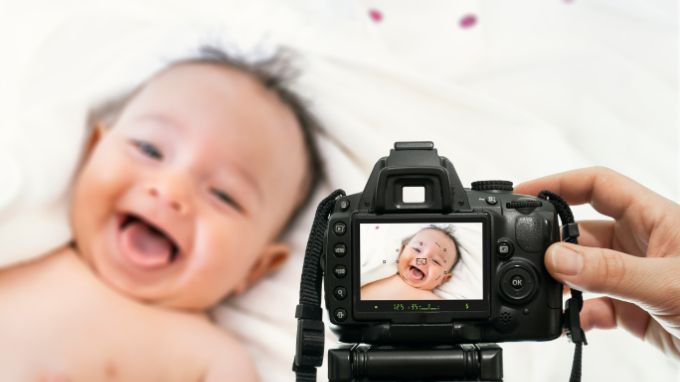 Geschenke zur Geburt Ein professionelles Babyshooting haelt die fluechtigen zauberhaften Momente der ersten Lebenswochen in Bildern fest